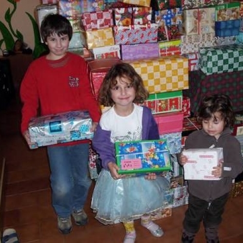 Pomáháme dětem v azylových domech (Krabice od bot)