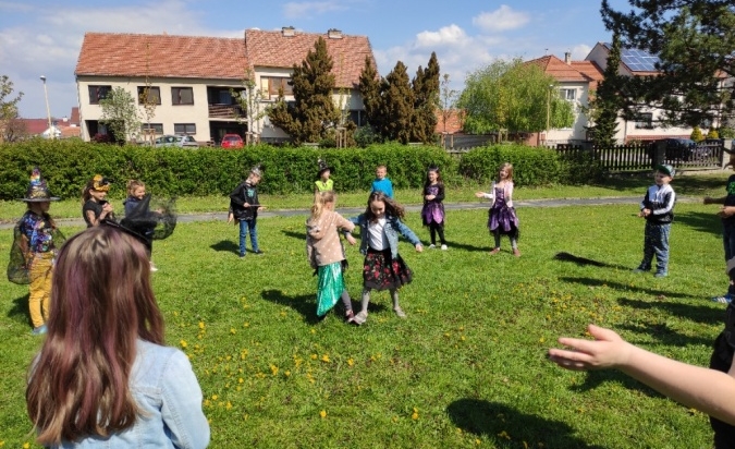 Čarodějnice, startujte košťata!