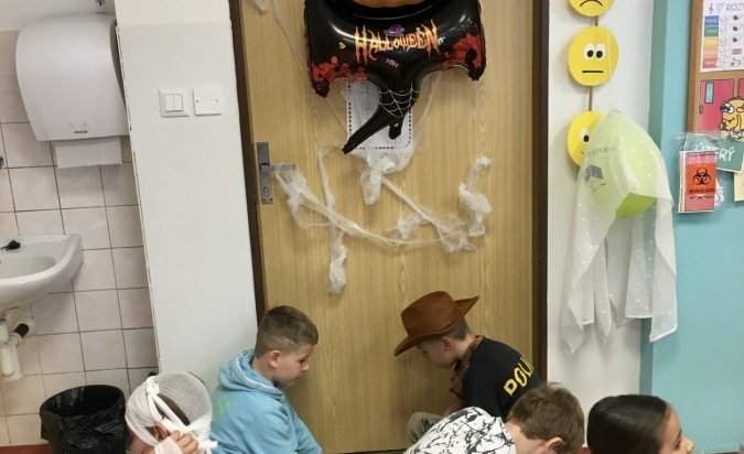 Práce na stanovištích Halloween