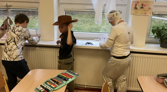 Práce na stanovištích Halloween
