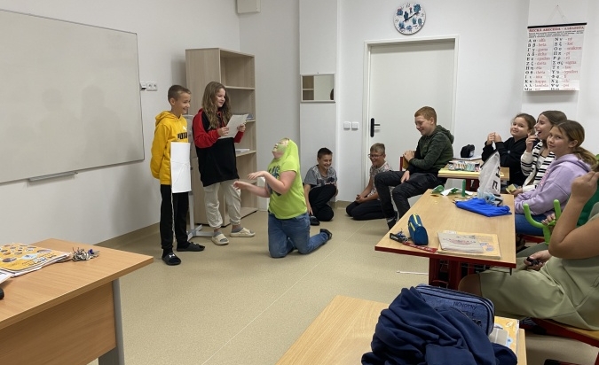 Výlet do minulosti: Žáci představují teorie vzniku života na Zemi.