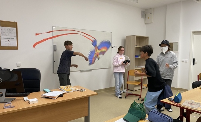 Výlet do minulosti: Žáci představují teorie vzniku života na Zemi.