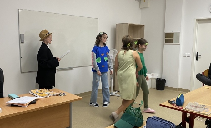 Výlet do minulosti: Žáci představují teorie vzniku života na Zemi.