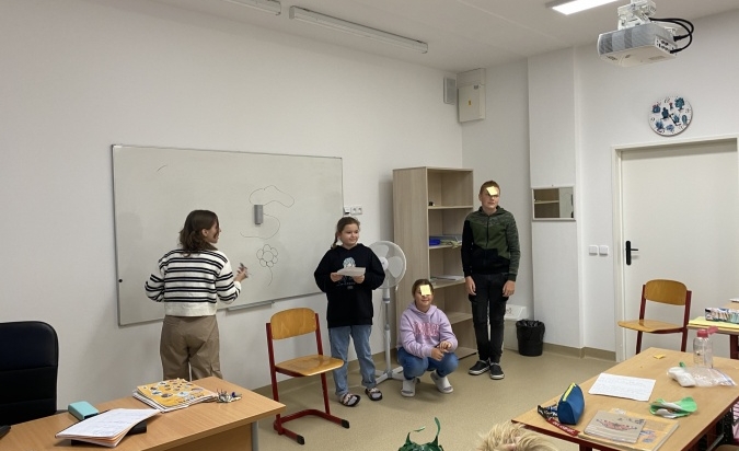 Výlet do minulosti: Žáci představují teorie vzniku života na Zemi.