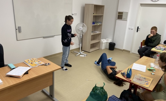 Výlet do minulosti: Žáci představují teorie vzniku života na Zemi.