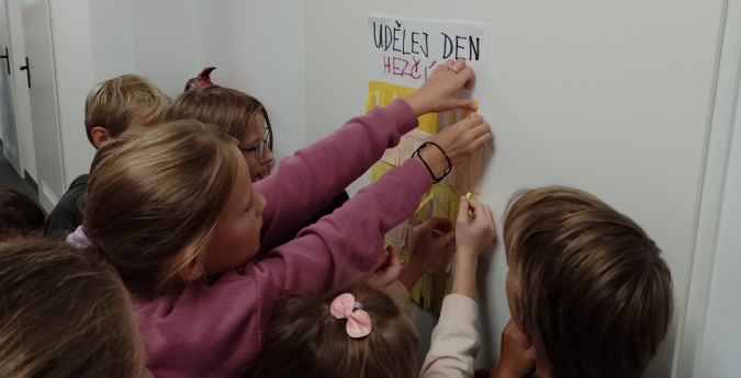UDĚLEJ DEN HEZČÍ