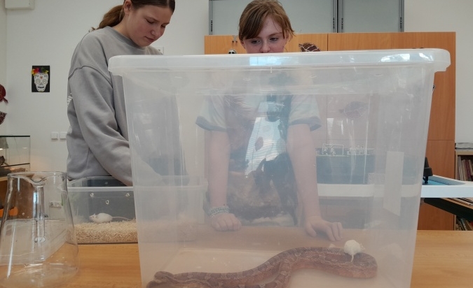 Biologická praktika - krmení Evžena a ostatních kontaktních zvířat
