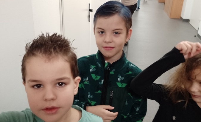 Den bláznivých účesů