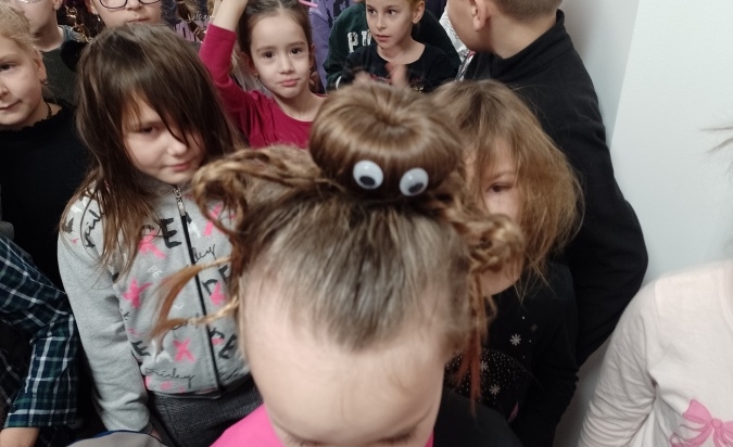 Den bláznivých účesů